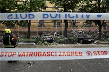 Urušili se skela i dio zgrade u centru Zagreba, oštećeno više automobila