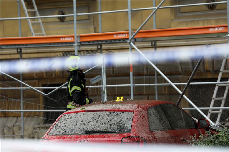 Urušili se skela i dio zgrade u centru Zagreba, oštećeno više automobila