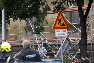 Urušili se skela i dio zgrade u centru Zagreba, oštećeno više automobila