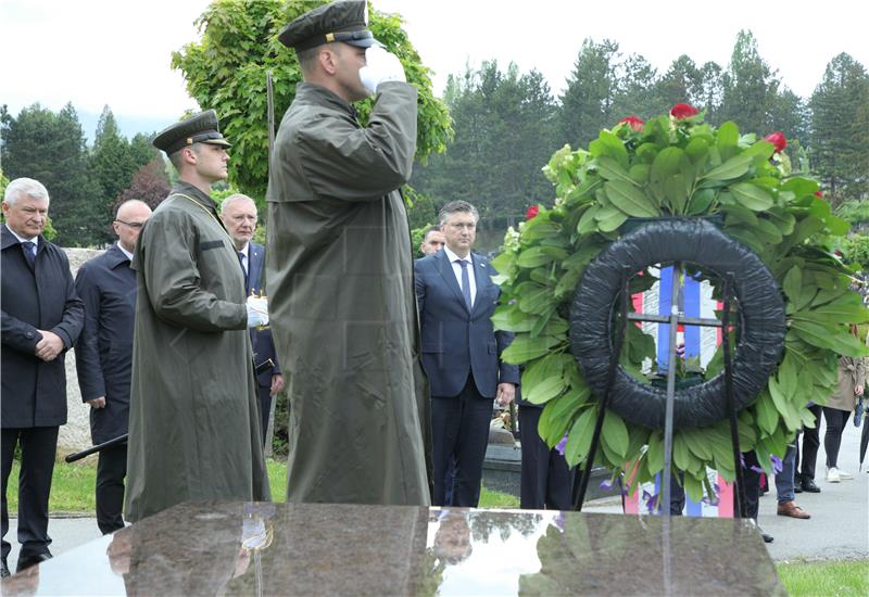 Plenković položio vijenac na grobu Gojka Šuška