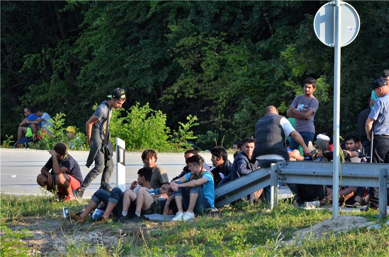 HRW: Croatian police regularly and often violently push back refugees