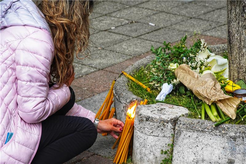 Građani polažu cvijeće ispred škole "Vladislav Ribnikar" u Beogradu