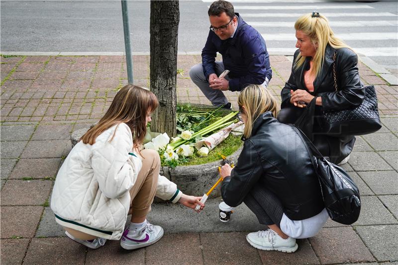 Građani polažu cvijeće ispred škole "Vladislav Ribnikar" u Beogradu