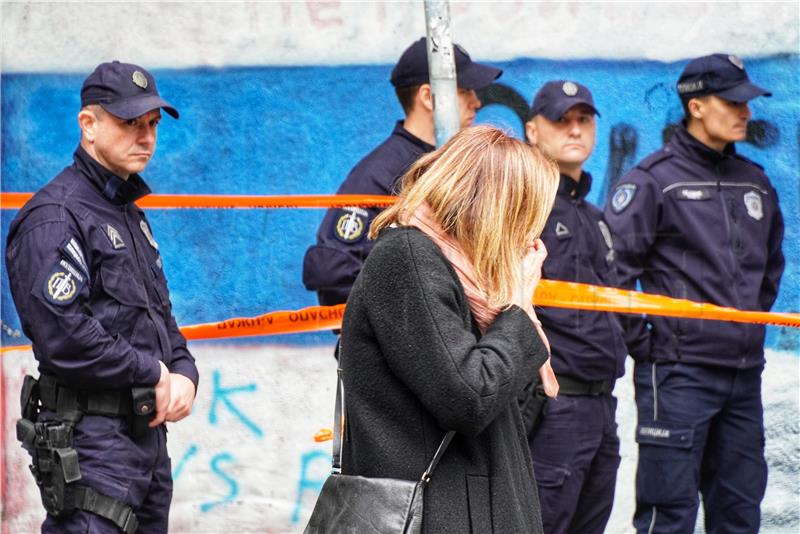 Građani polažu cvijeće ispred škole "Vladislav Ribnikar" u Beogradu