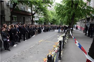 Beograd: Učenici OŠ "Vladislav Ribnikar" odaju počast preminulim prijateljima