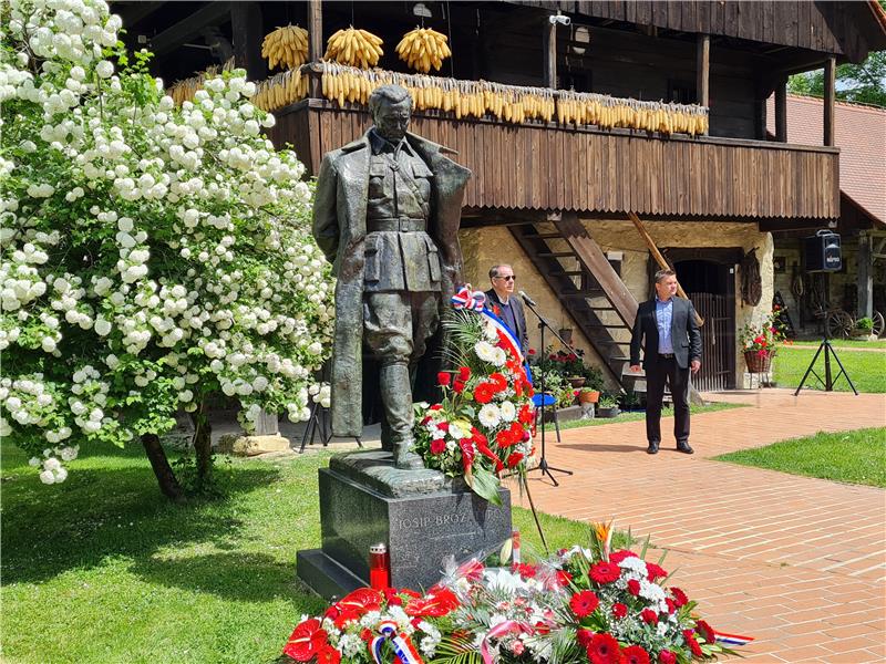 Uz zvukove sirene u Kumrovcu obilježena 43. godišnjica smrti Josipa Broza Tita