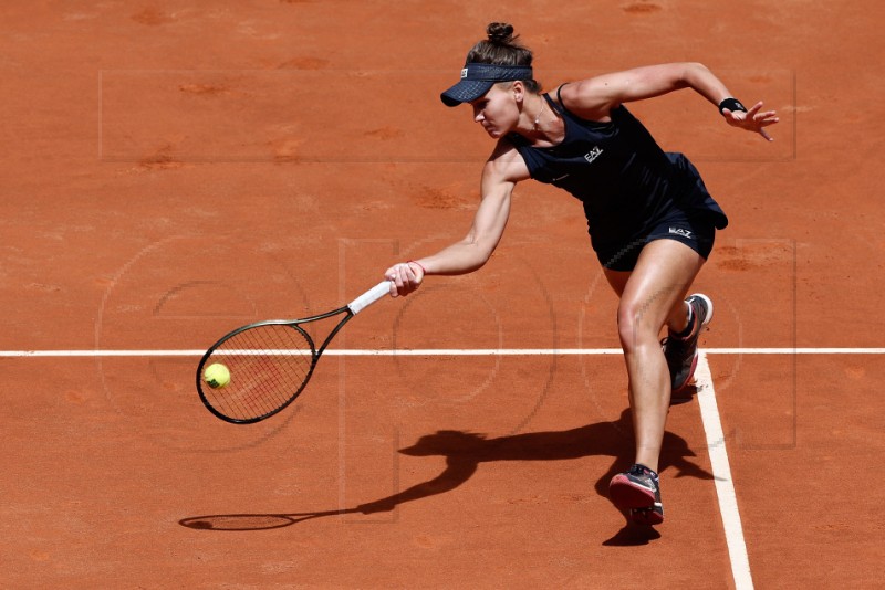 Da bi nastupila u Wimbledonu Kudermetova miče logo ruskog sponzora