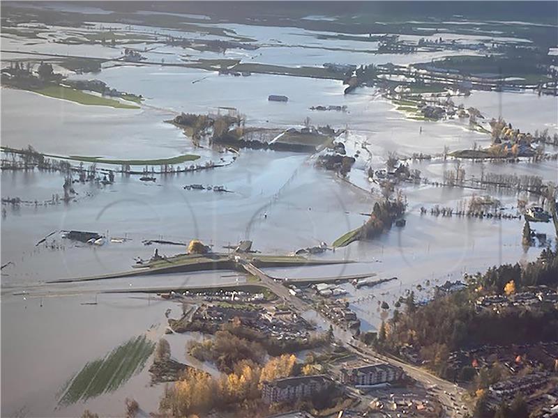 Požar i poplave diljem zapadne Kanade prisiljavaju na evakuaciju