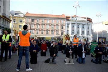 Klečanje muškaraca u molitvi krunice za patrijarhalne vrijednosti