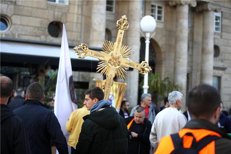 Klečanje muškaraca u molitvi krunice za patrijarhalne vrijednosti