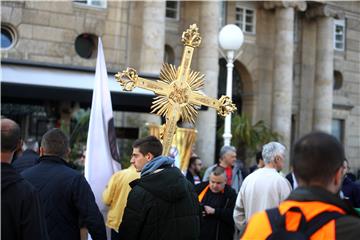 Klečanje muškaraca u molitvi krunice za patrijarhalne vrijednosti