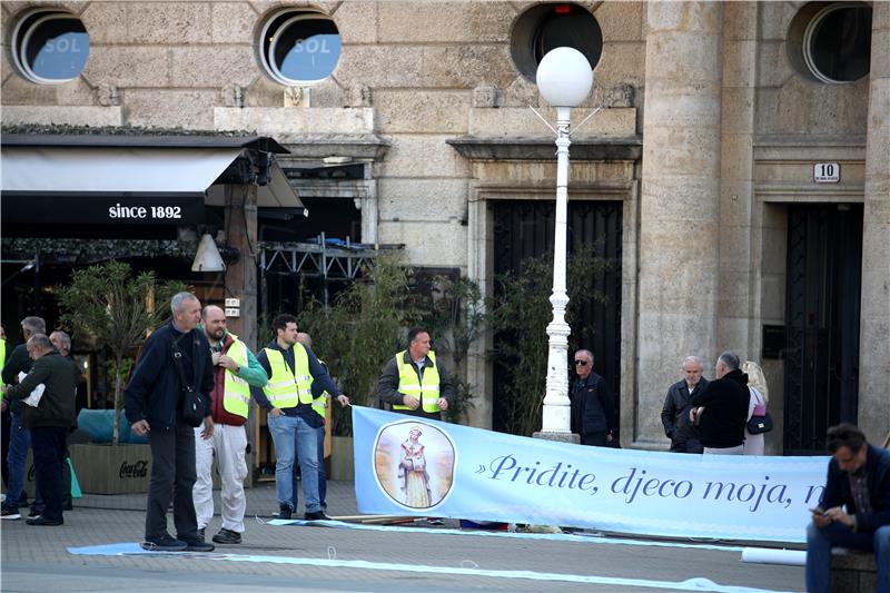 Klečanje muškaraca u molitvi krunice za patrijarhalne vrijednosti