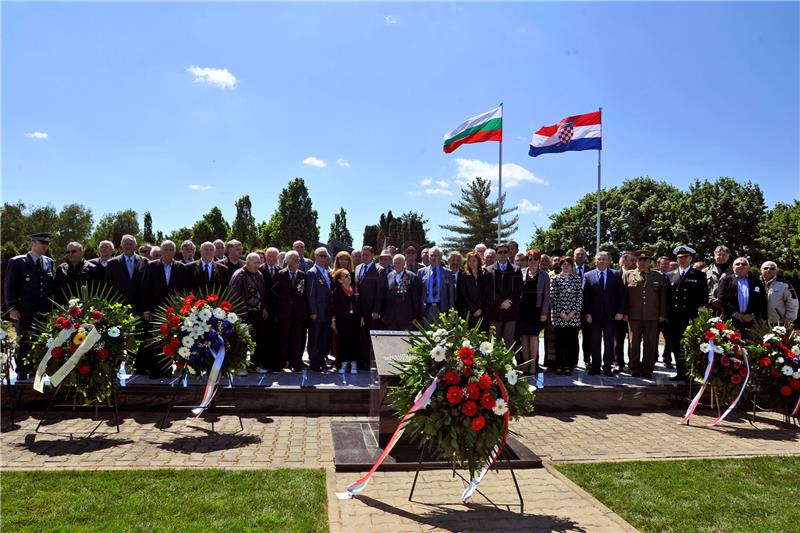 Wreaths laid at Bulgarian Military Cemetery in Vukovar