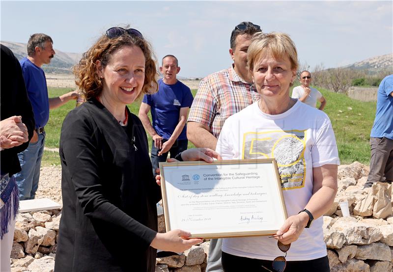 Pag: Dodjela UNESCO povelja nositeljima kulturnog dobra umijeća suhozidne gradnje