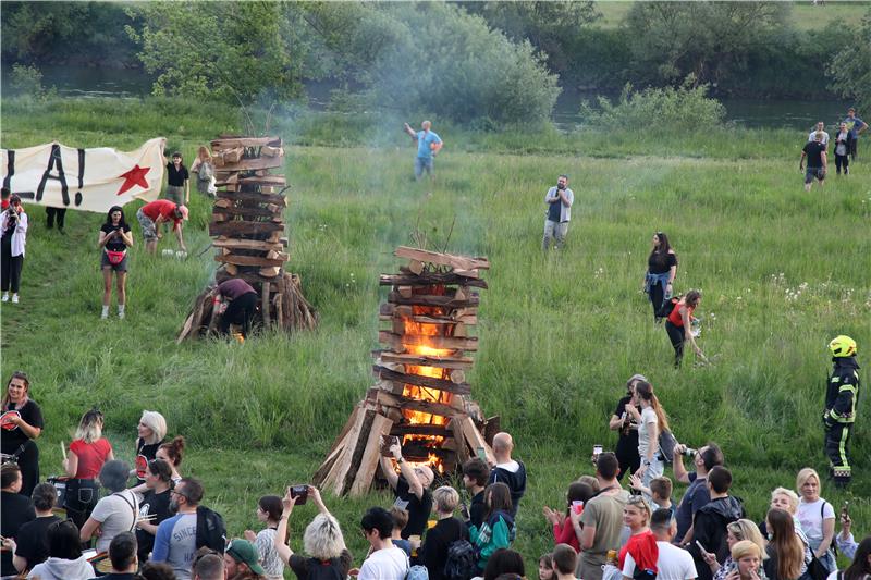 Bonfires lit in Zagreb to commemorate WWII liberation