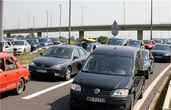 HAK: Kolone, gužve i povremeni zastoji  