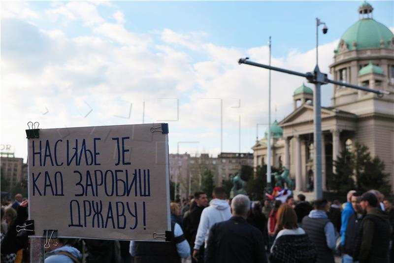 Deseci tisuća ljudi na prosvjedima u Beogradu i drugim gradovima u Srbiji