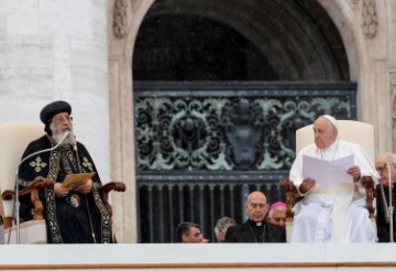 Papa Franjo i patrijarh Tawadros II. na Trgu sv. Petra