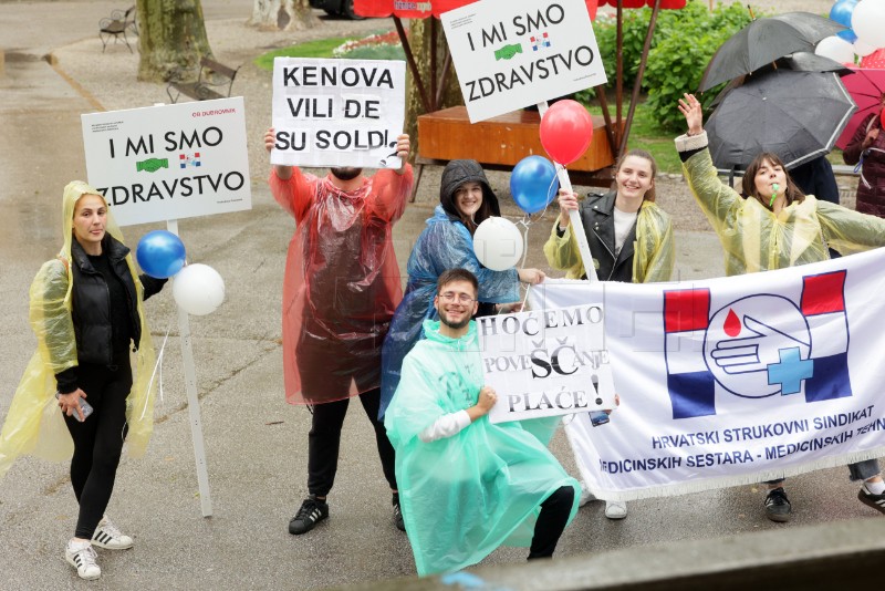 Na Zrinjevcu prosvjed medicinskih sestara, stiglo 20-ak autobusa 