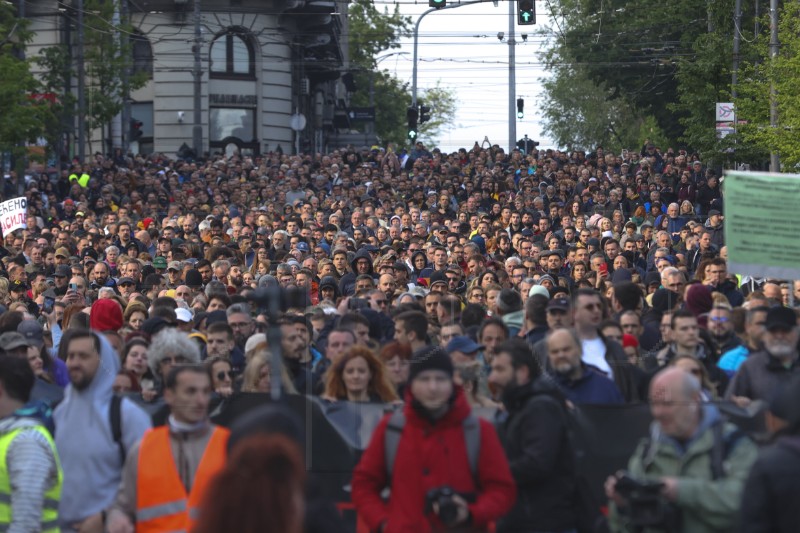 Protesters against violence block main roads in Belgrade