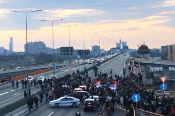 Deseci tisuća prosvjednika protiv nasilja blokirali važnu prometnicu u Beogradu