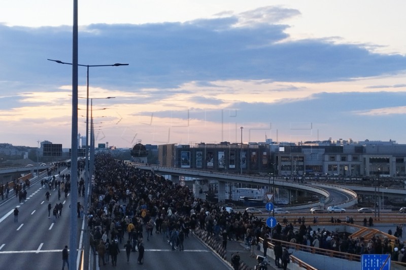 Deseci tisuća prosvjednika protiv nasilja blokirali važnu prometnicu u Beogradu