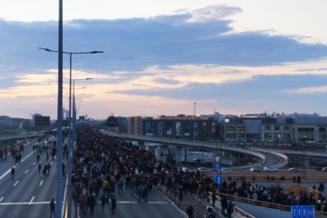 Deseci tisuća prosvjednika protiv nasilja blokirali važnu prometnicu u Beogradu