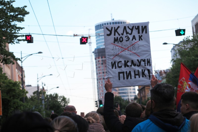 Deseci tisuća prosvjednika protiv nasilja blokirali važnu prometnicu u Beogradu