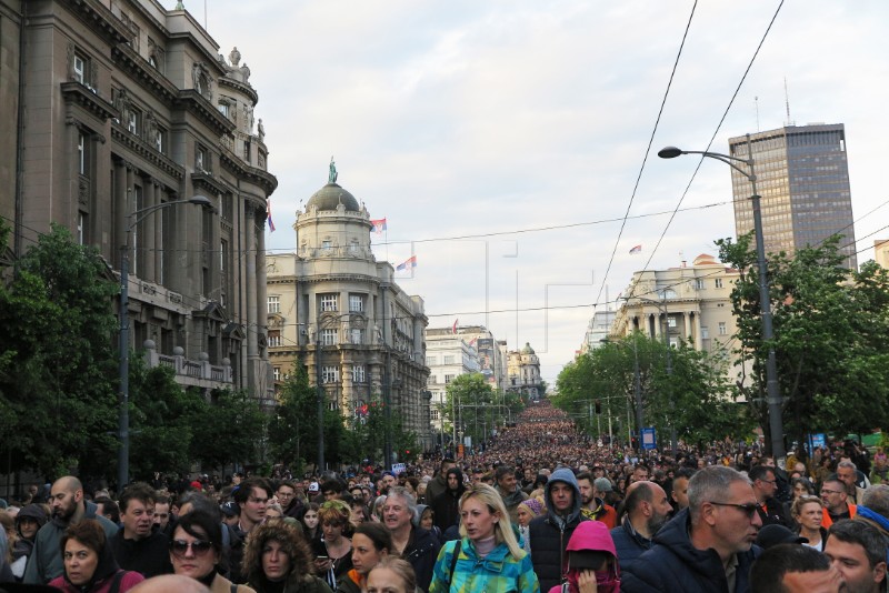 Deseci tisuća prosvjednika protiv nasilja blokirali važnu prometnicu u Beogradu