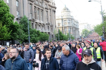 Deseci tisuća prosvjednika protiv nasilja blokirali važnu prometnicu u Beogradu