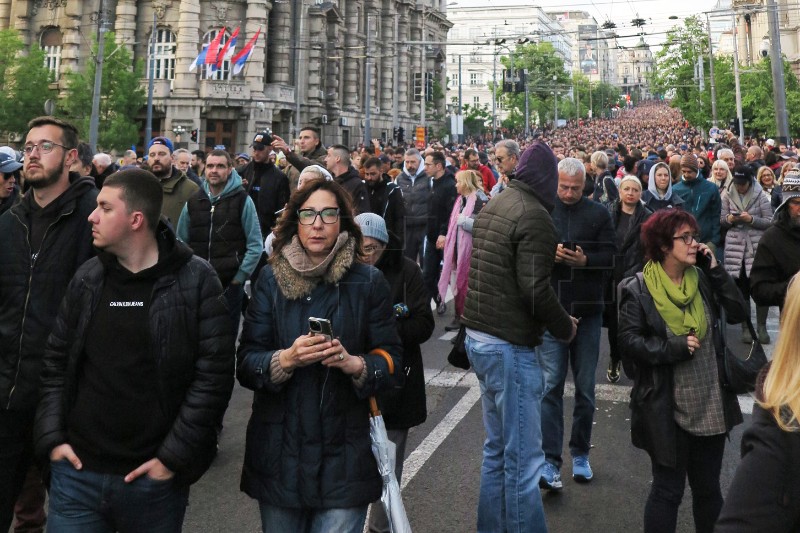 Deseci tisuća prosvjednika protiv nasilja blokirali važnu prometnicu u Beogradu