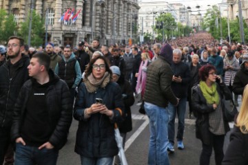 Deseci tisuća prosvjednika protiv nasilja blokirali važnu prometnicu u Beogradu