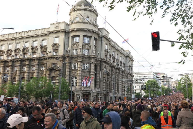 Deseci tisuća prosvjednika protiv nasilja blokirali važnu prometnicu u Beogradu