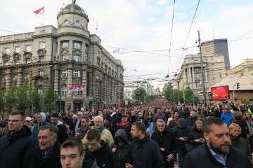 Deseci tisuća prosvjednika protiv nasilja blokirali važnu prometnicu u Beogradu