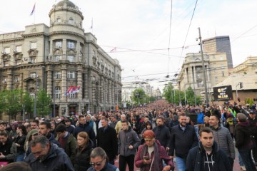 Deseci tisuća prosvjednika protiv nasilja blokirali važnu prometnicu u Beogradu