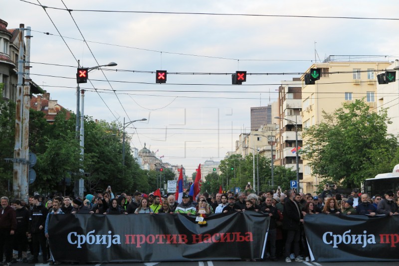 Deseci tisuća prosvjednika protiv nasilja blokirali važnu prometnicu u Beogradu