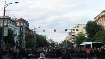 Deseci tisuća prosvjednika protiv nasilja blokirali važnu prometnicu u Beogradu