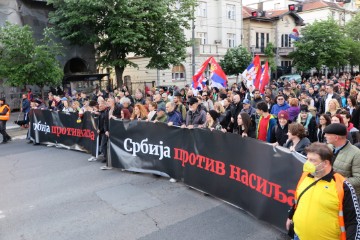 Deseci tisuća prosvjednika protiv nasilja blokirali važnu prometnicu u Beogradu