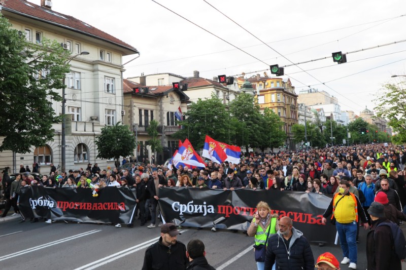 Deseci tisuća prosvjednika protiv nasilja blokirali važnu prometnicu u Beogradu