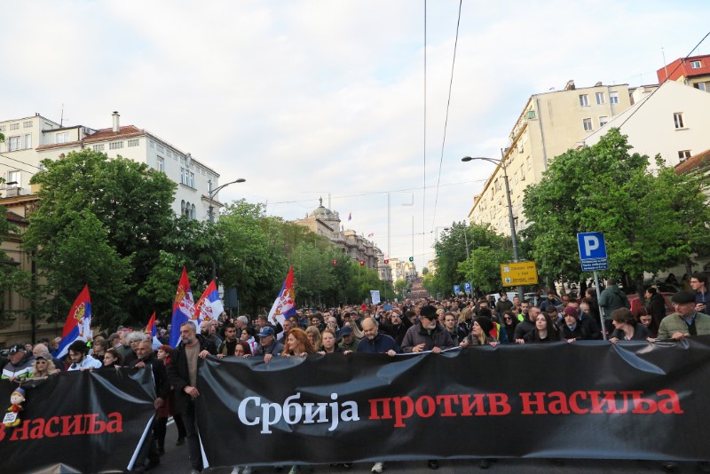 Deseci tisuća prosvjednika protiv nasilja blokirali važnu prometnicu u Beogradu