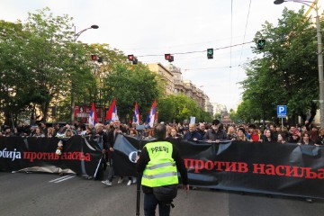 Deseci tisuća prosvjednika protiv nasilja blokirali važnu prometnicu u Beogradu