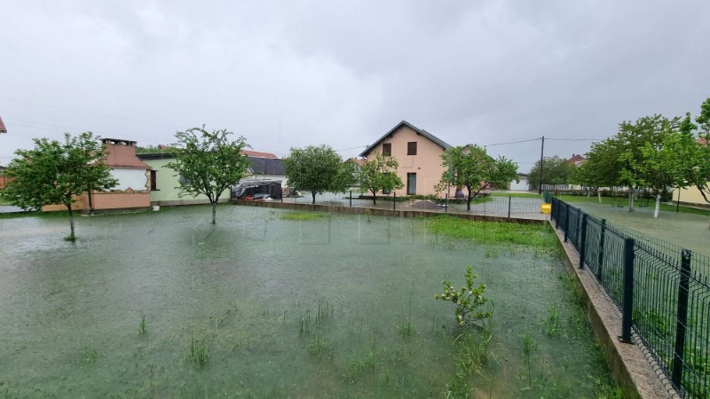 Velike količine oborina u Gračacu, preventivne aktivnosti u obrani od poplave