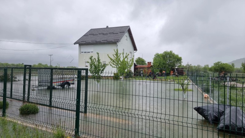 Velike količine oborina u Gračacu, preventivne aktivnosti u obrani od poplave