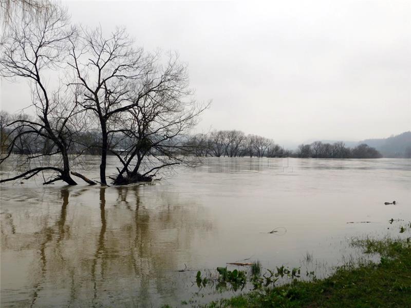 Izvanredne mjere obrane od poplave u Hrvatskoj Kostajnici