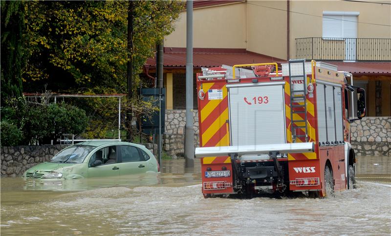 Velik broj intervencija vatrogasaca u Zadarskoj županiji zbog poplava