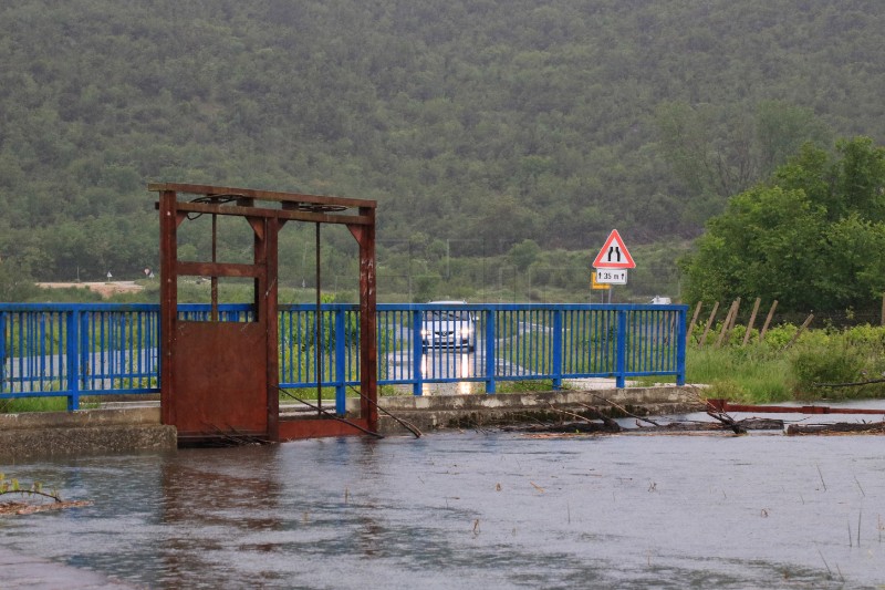 Voda u Vrgorcu nije za piće, ugroženi nasadi vrgoračkih jagoda 