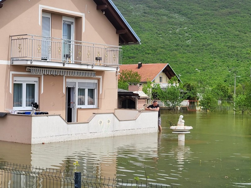 HGSS spašava pothlađenu ženu u Srbu, poplavljene kuće, ima i klizišta