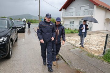 Gračac: Davor Božinović obišao poplavljena područja u Gračacu