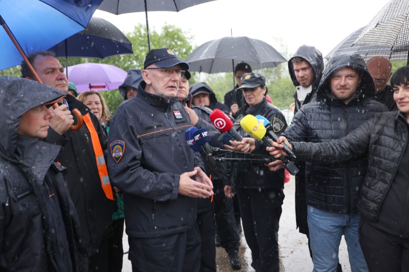 Gračac: Davor Božinović obišao poplavljena područja u Gračacu