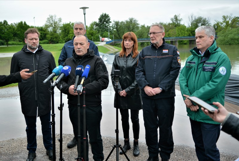 Stožerima u Karlovcu potpora Vlade i pomoć vojske u obrani od poplava